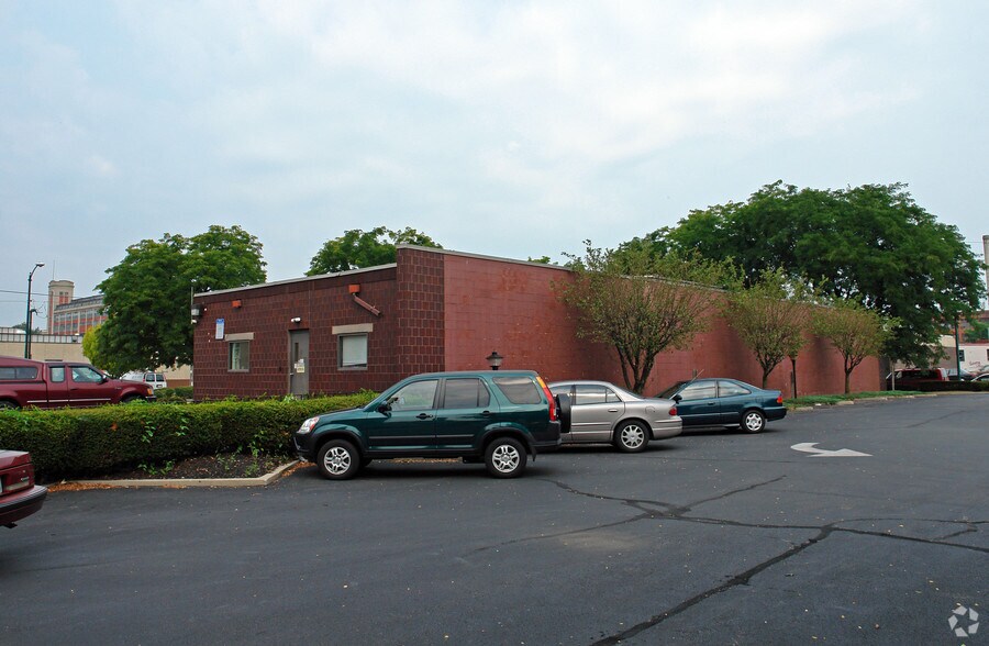 More Photos Of 75 W Main St, Springfield Showroom For Sale