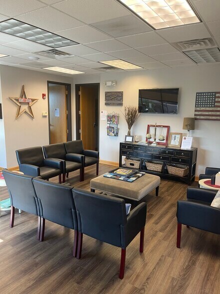 More Photos Of 301 S County Farm Rd, Wheaton Medical For Lease