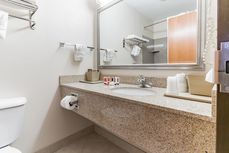 More Photos Of 127 Ontario Dr, Mount Hope Hotel For Sale