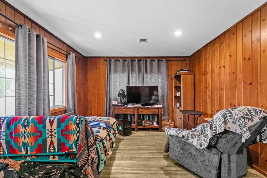 More Photos Of 7317 Clybourn Ave, Sun Valley Contractor Storage Yard For Sale