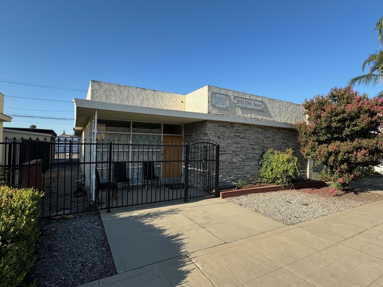 Primary Photo Of 2011 19th St, Bakersfield Medical For Lease