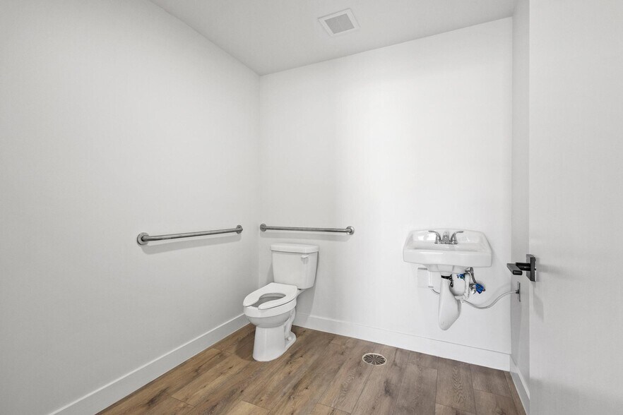 More Photos Of 717 E Liberty St, Pilot Point Storefront Retail Office For Lease