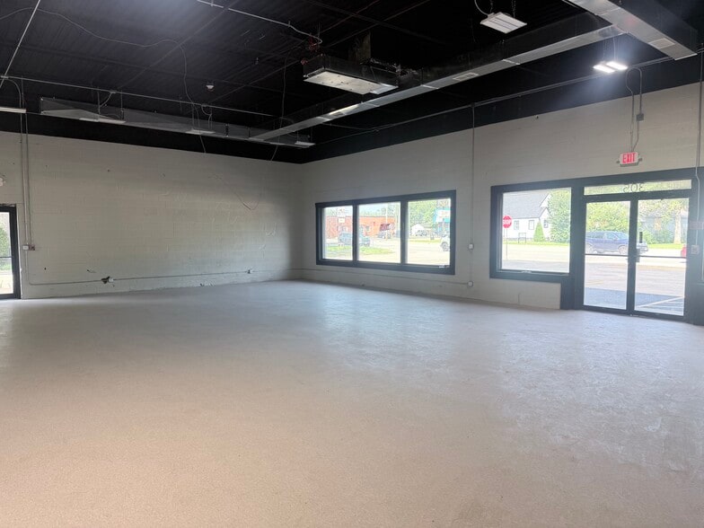 More Photos Of 305-325 S Kennedy Dr, Bradley Unknown For Lease