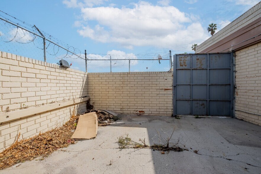 More Photos Of 16955 Sherman Way, Van Nuys Freestanding For Lease