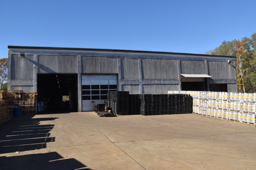 More Photos Of 100 N Church St, Palestine Distribution For Lease