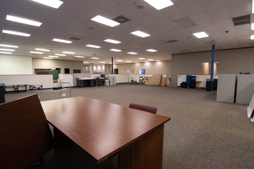 More Photos Of 2600 118th Ave N, Saint Petersburg Light Distribution For Lease