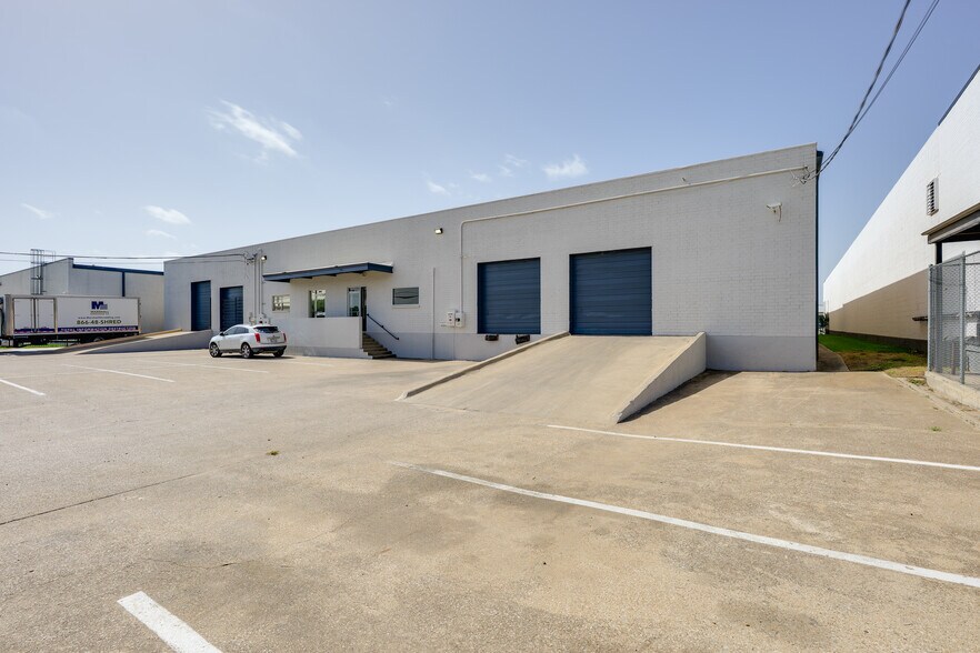 More Photos Of 3250-3254 International Pl, Irving Warehouse For Lease