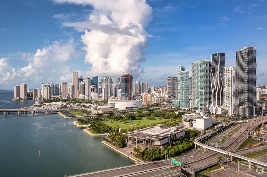 More Photos Of 270 Biscayne Boulevard Way, Miami Hotel For Lease