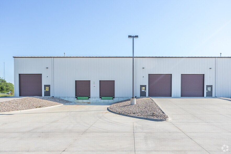 More Photos Of 6290 NE Industry Dr, Des Moines Warehouse For Lease