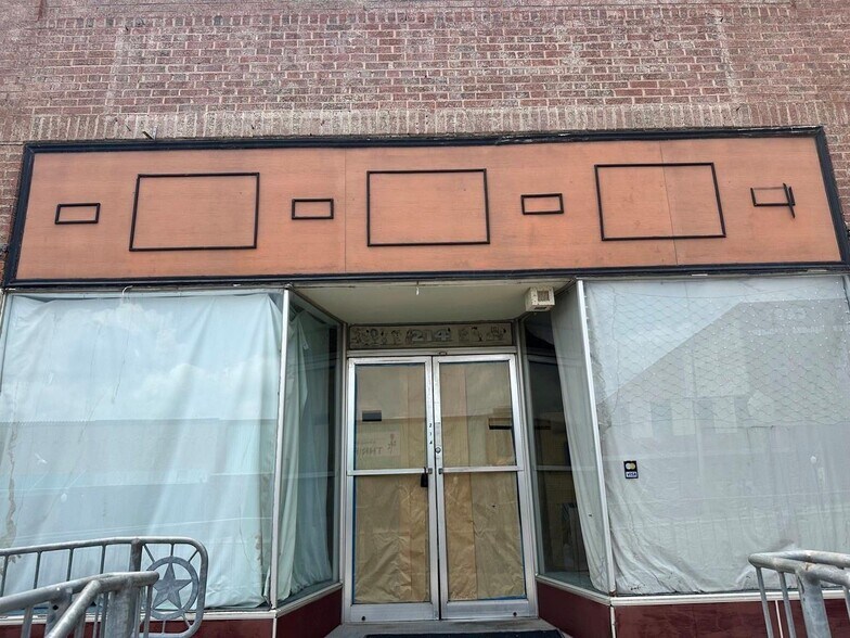 More Photos Of 214 N Mason St, Bowie General Retail For Sale