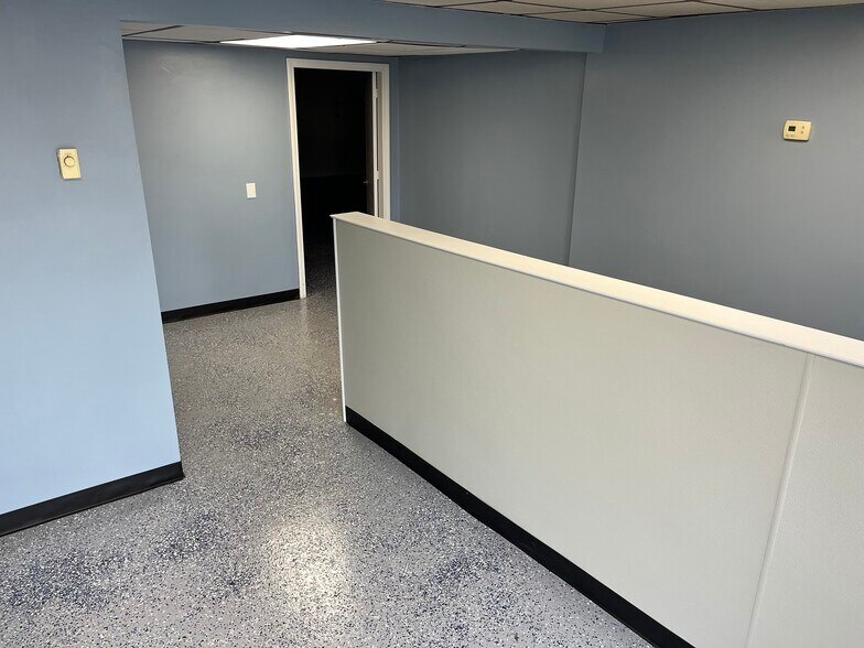 More Photos Of 58 Kent Ave, Warwick Warehouse For Lease
