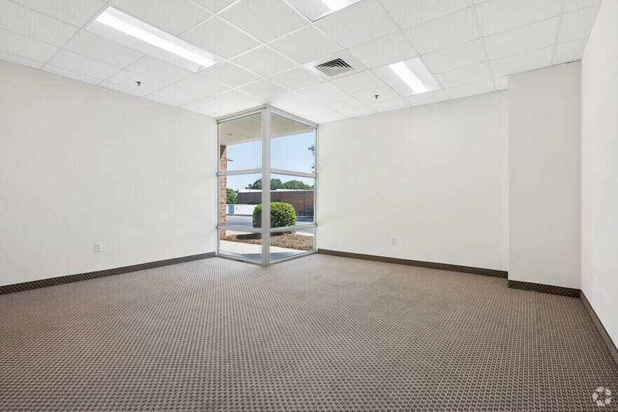 More Photos Of 6348 Burnt Poplar Rd, Greensboro Warehouse For Lease