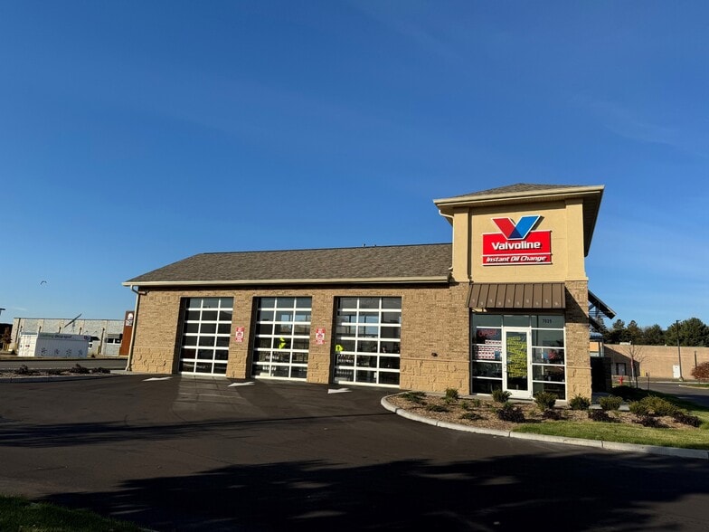 More Photos Of 7039 10th St N, Oakdale Auto Repair For Sale