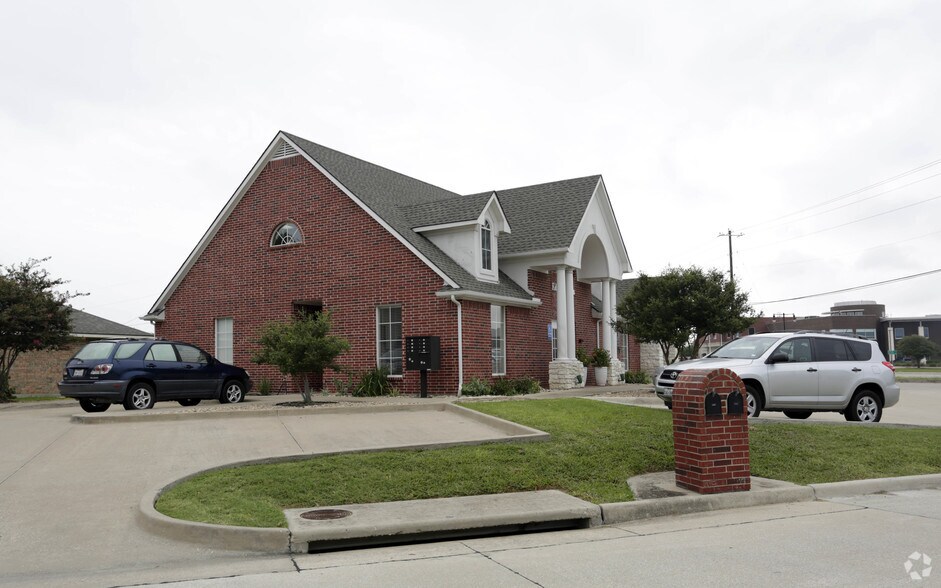 More Photos Of 309 W Eldorado Pky, Little Elm Office For Lease