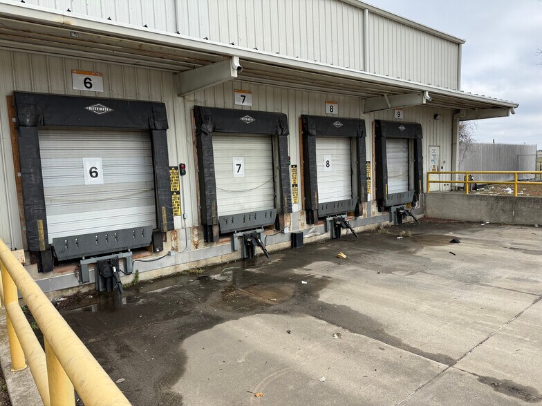 More Photos Of 801 S Main St, Dumas Manufacturing For Sale