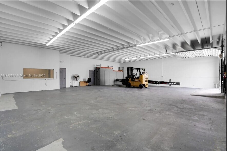 More Photos Of 8145 NW 33rd St, Doral Warehouse For Lease