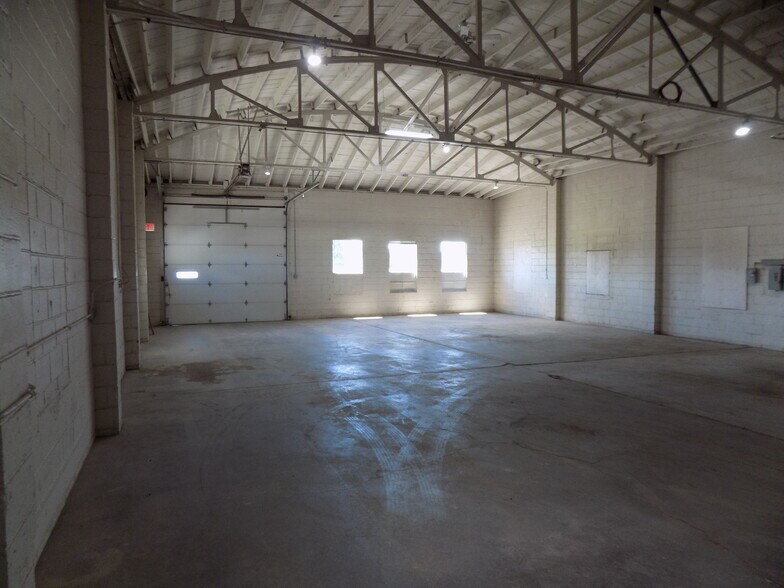 More Photos Of 1544 S Main St, Ottawa Distribution For Sale