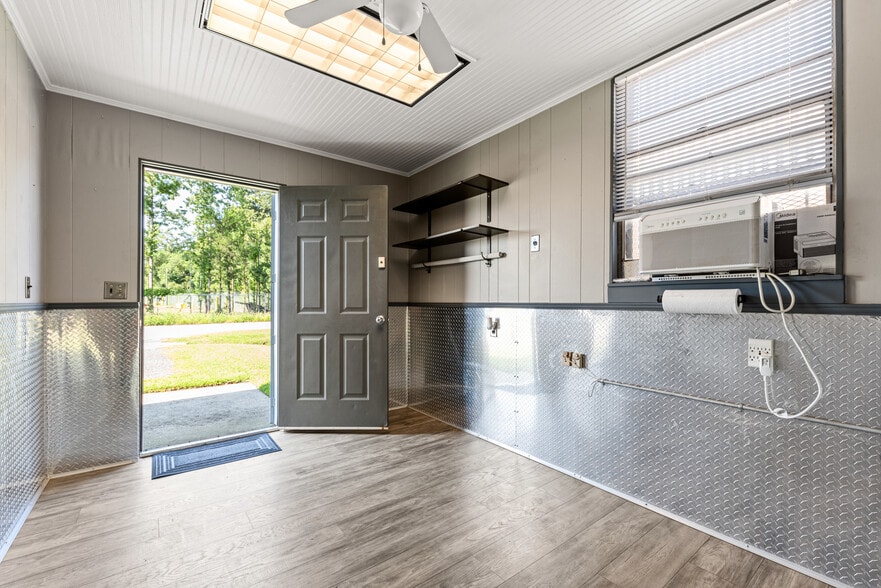 More Photos Of 5044 Edward St, Jacksonville Service For Sale