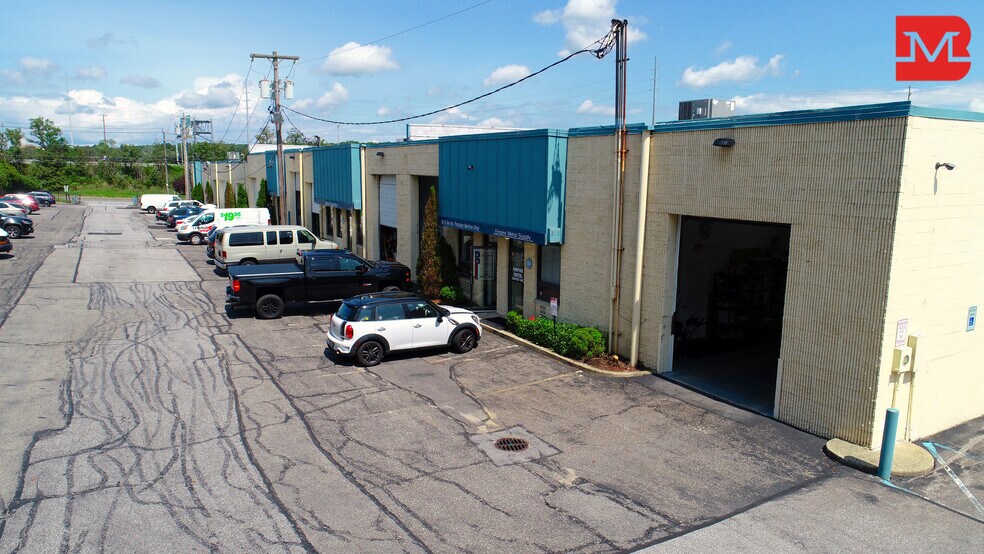 More Photos Of 160-184 Express Dr S, Brentwood Warehouse For Lease