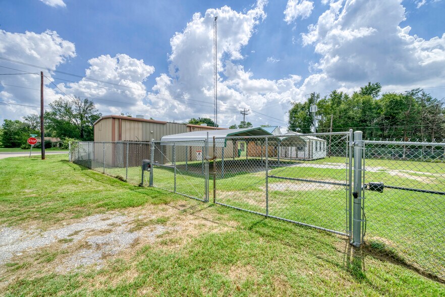 More Photos Of 212 S Tammye Ln, Madisonville Office For Sale