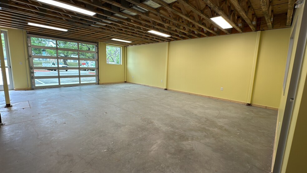More Photos Of 8721 S 1st St, Austin Warehouse For Lease