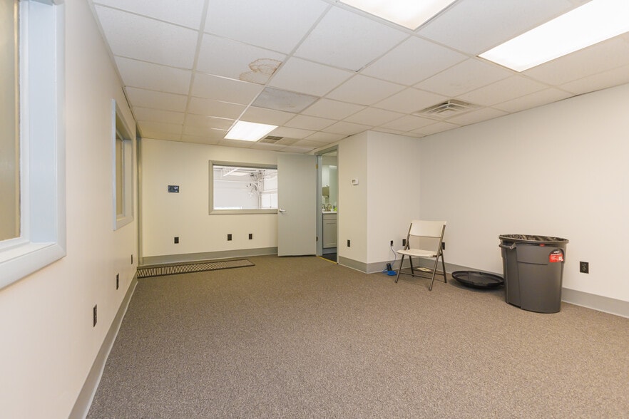 More Photos Of 5513 N Oxford St, Indianapolis Showroom For Lease