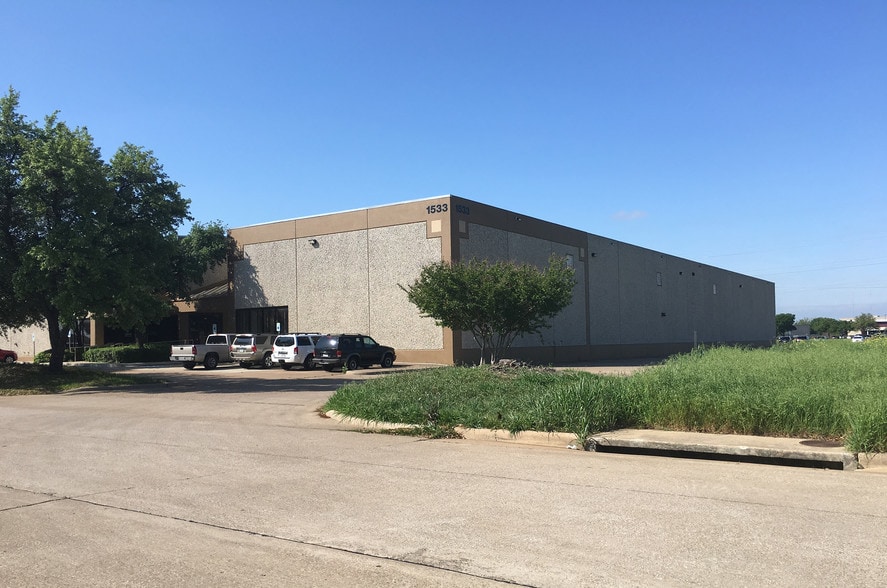Primary Photo Of 1533 Crescent Dr, Carrollton Distribution For Lease