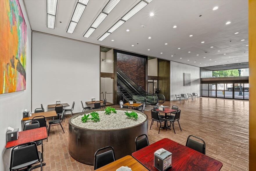More Photos Of 400 Texas St, Shreveport Office For Sale