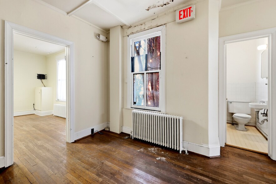 More Photos Of 3 E Market St, Leesburg Office For Sale