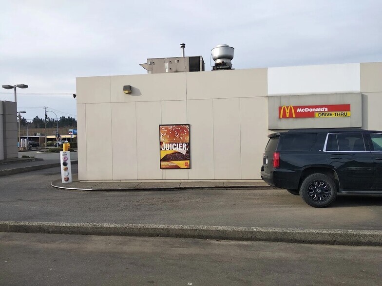 More Photos Of 2001 16th Ave, Campbell River Service Station For Sale