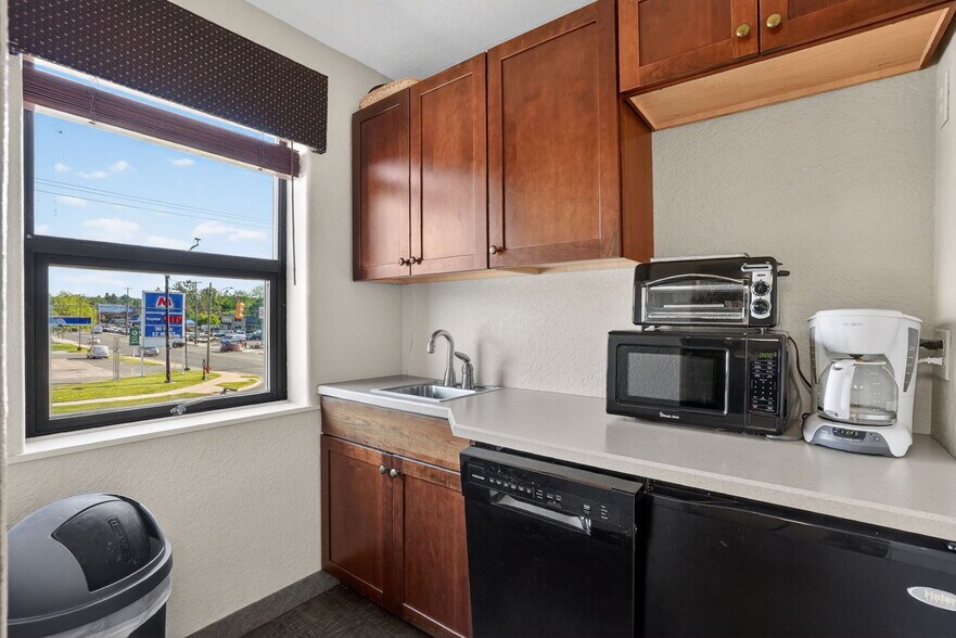 More Photos Of 1104 S Mitchell St, Cadillac Office For Sale