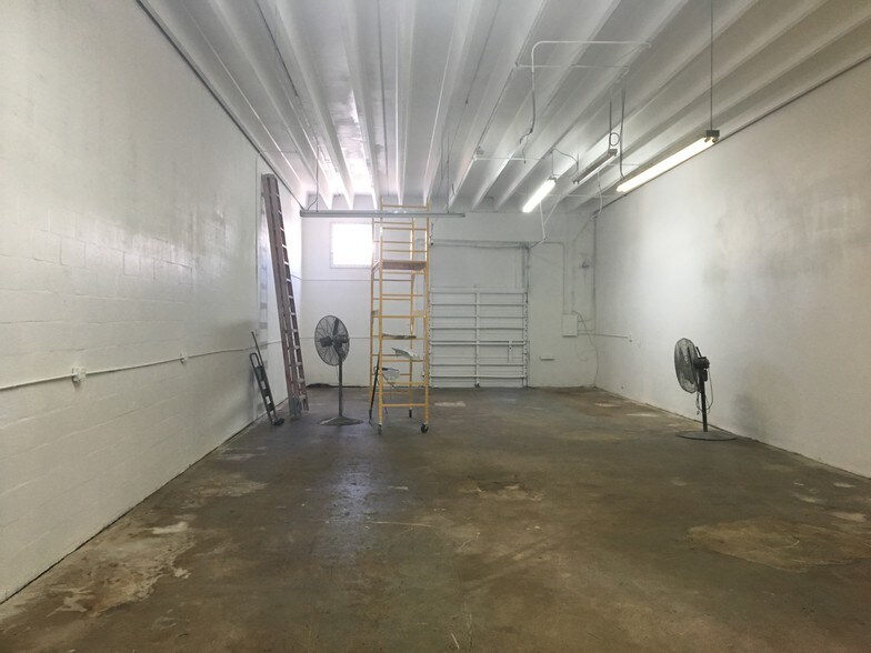 More Photos Of 5764-5806 Commerce Ln, South Miami Showroom For Lease