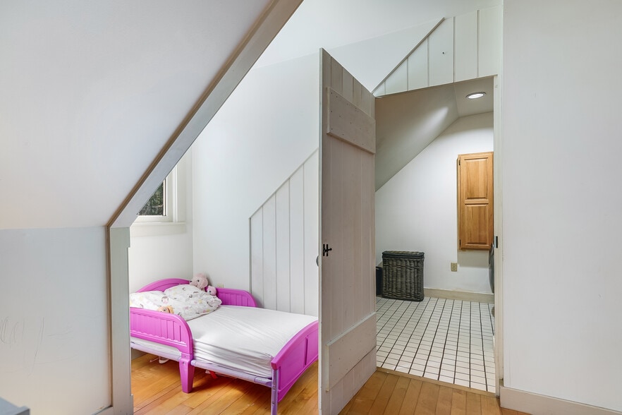 More Photos Of 3 Elm Hill Rd, Peterborough Freestanding For Sale