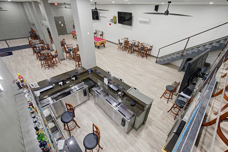 More Photos Of 102 W 4th St, Hearne Storefront For Sale