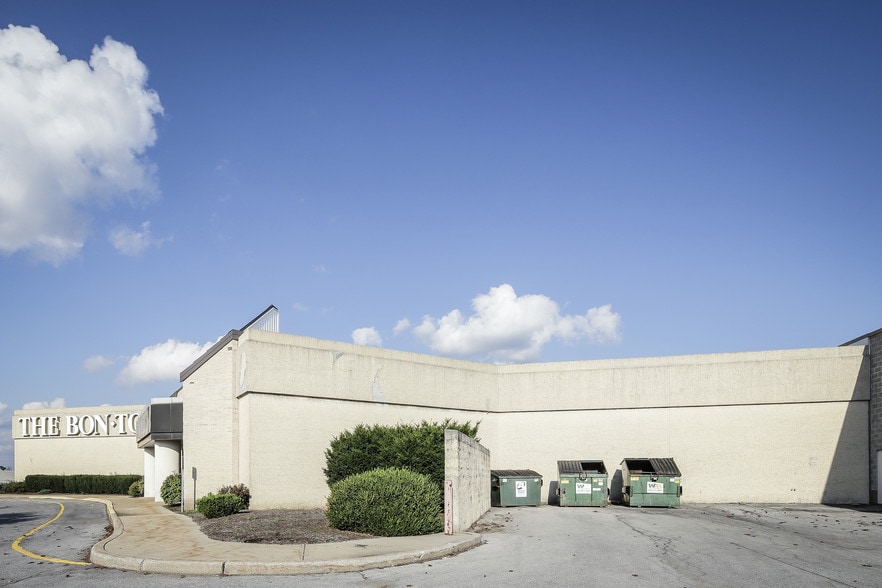 More Photos Of 550 Galleria Dr, Johnstown Department Store For Lease