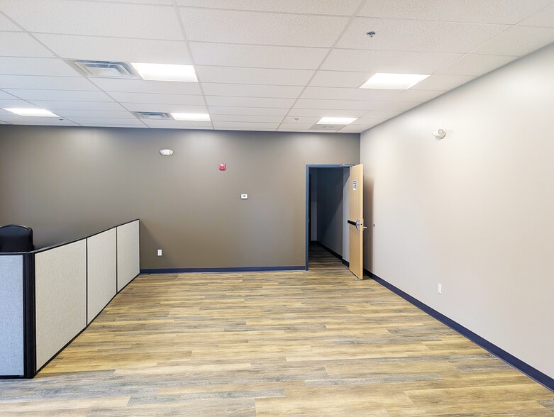 More Photos Of 32 Executive Dr, Hudson Manufacturing For Lease