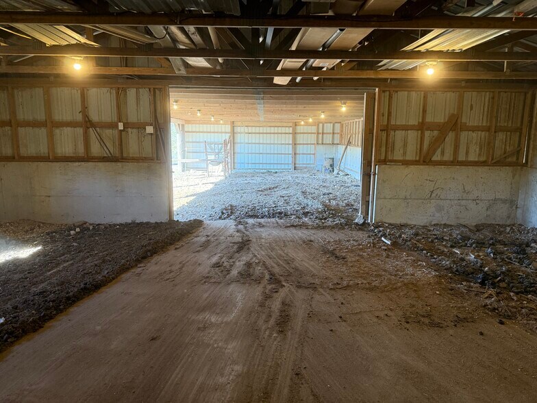 More Photos Of 4245 Highway EE, Owensville Flex For Lease