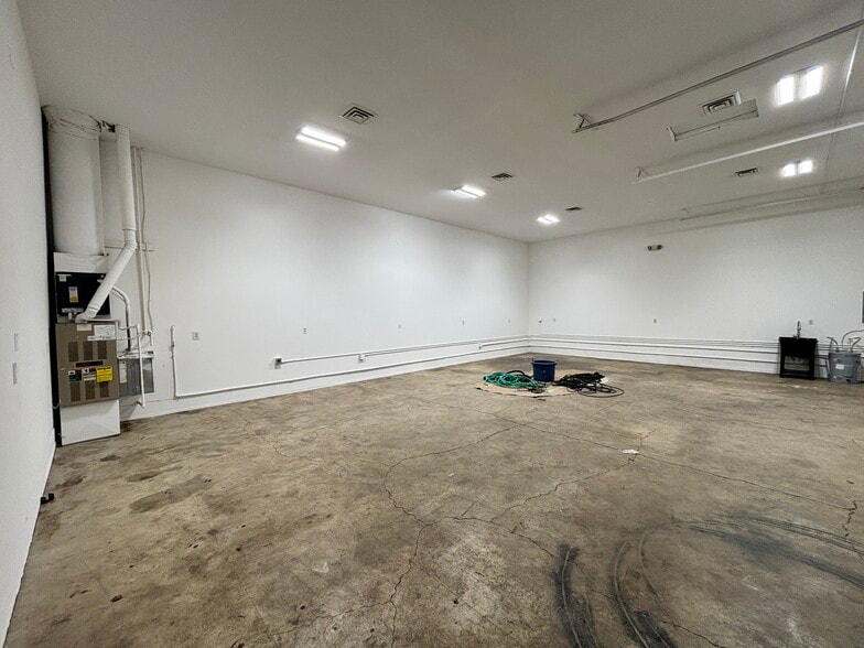 More Photos Of 446 McClaine St, Silverton Warehouse For Lease