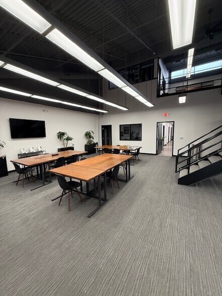 More Photos Of 2485 Directors Row, Indianapolis Office For Lease