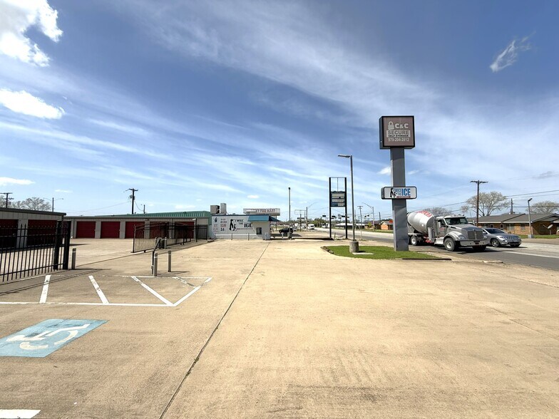 More Photos Of 801 W Brown St, Hearne Self Storage For Sale