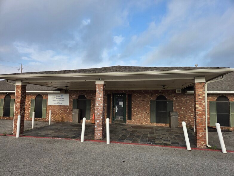 More Photos Of 1339 N Masters Dr, Dallas General Retail For Sale