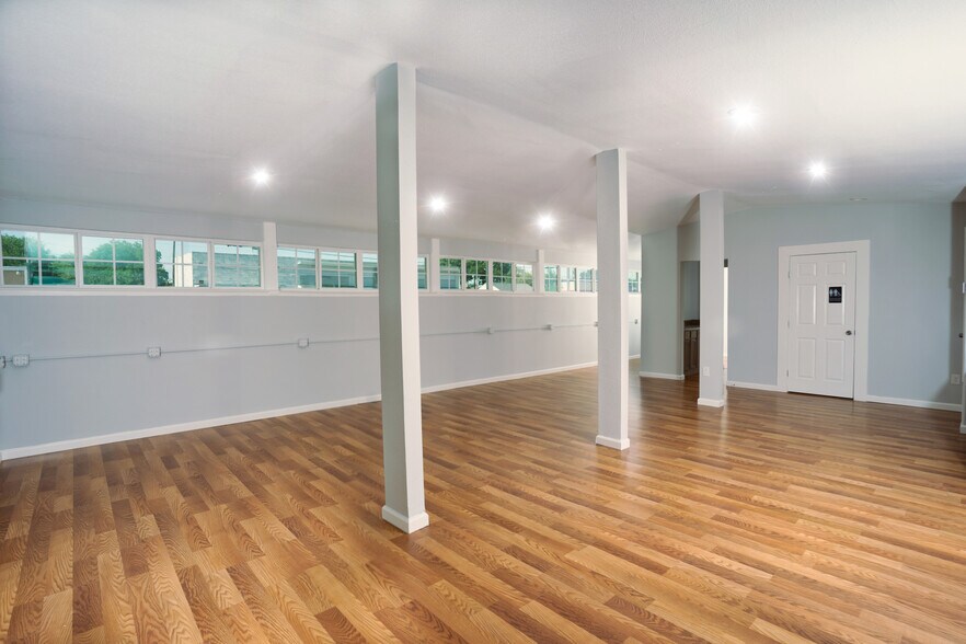 More Photos Of 1414 Forest Ln, Garland Office For Lease