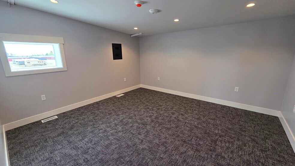 More Photos Of 35 Landmark Ln, Rigby Flex For Lease