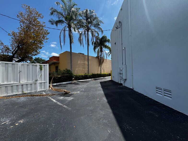 More Photos Of 6151 Pembroke Rd, Hollywood Freestanding For Lease