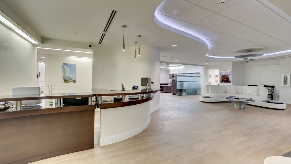 More Photos Of 270 Biscayne Boulevard Way, Miami Hotel For Lease