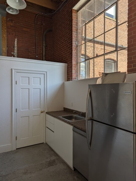 More Photos Of 583 Pacific St, Stamford Freestanding For Lease