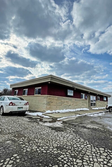 More Photos Of 7559-7561 Highland Rd, Waterford Medical For Sale