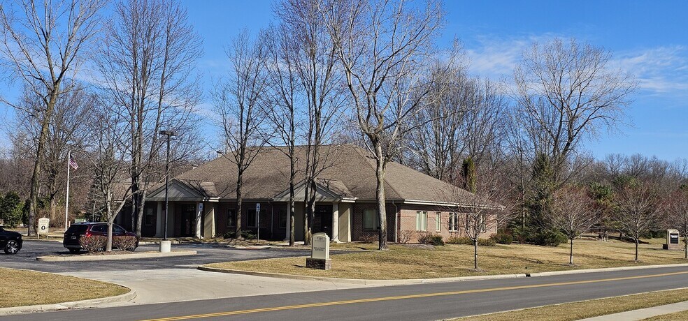 Primary Photo Of 7335 Crossleigh Ct, Toledo Office For Lease