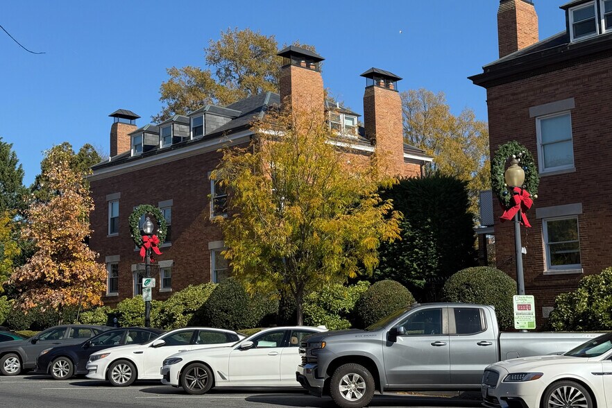 More Photos Of 723 8th St SE, Washington Storefront For Sale