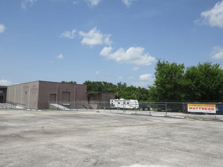 More Photos Of 15445 N Nebraska Ave, Lutz Warehouse For Lease